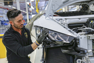 Illustration for article titled El minucioso proceso de construir un Lamborghini, foto a foto